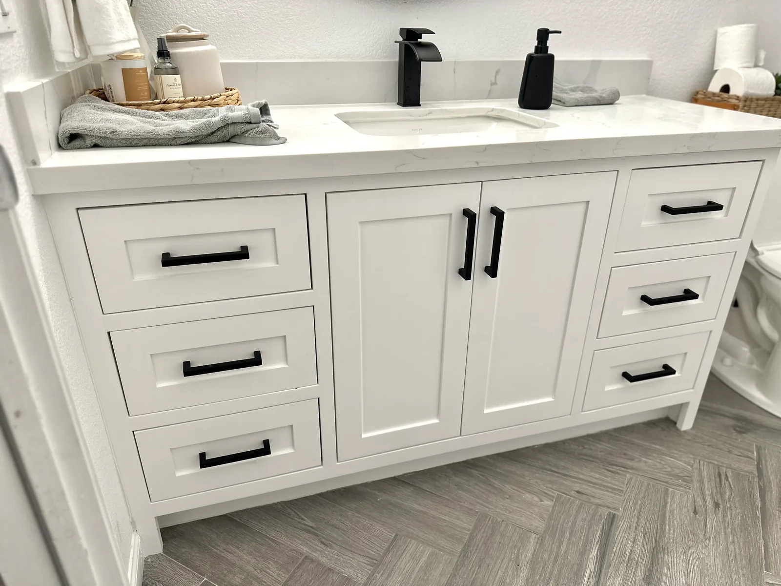 White shaker bathroom vanity with matte black hardware and quartz top in Salinas